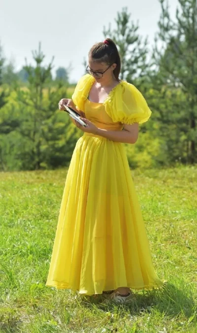Платье желтое