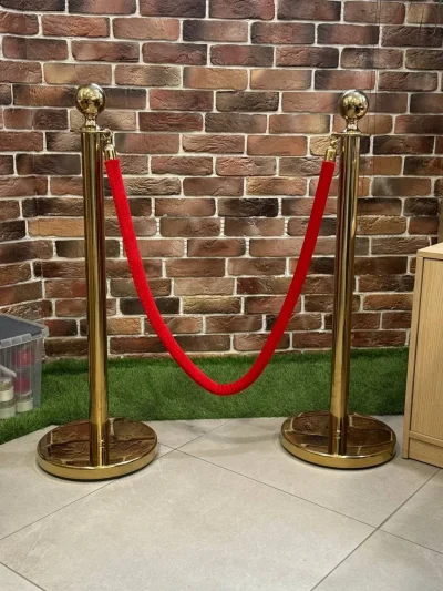 Стойки с красным канатом