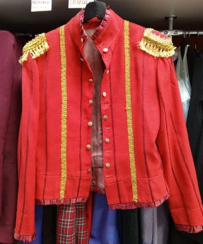 Комзол , фрак, гусар.