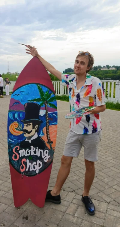 Рубашка с ярким принтом.