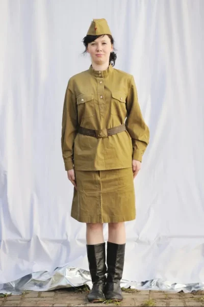 Женский военный костюм