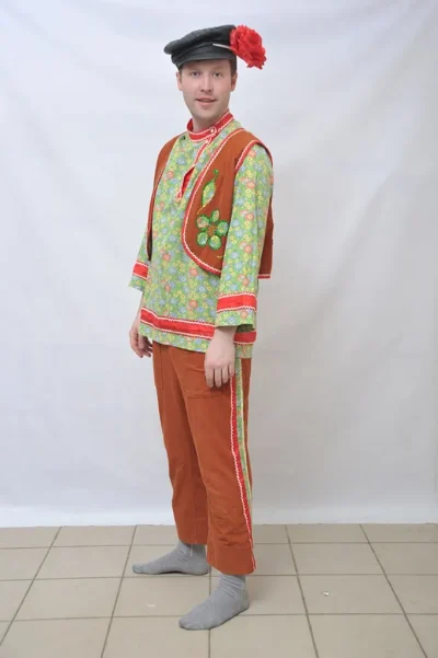 Костюм:  Народный