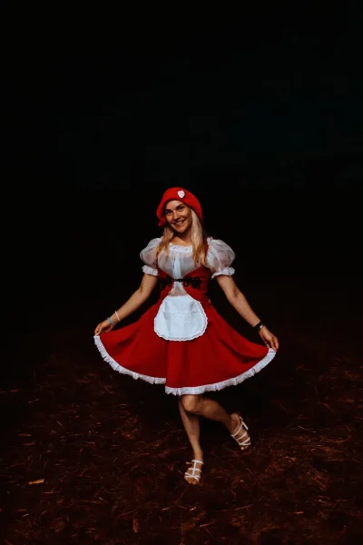 Костюм:  Красная шапочка