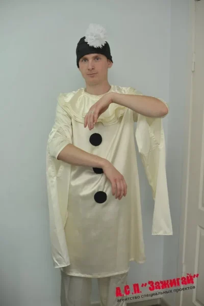 Костюм:  Пьеро