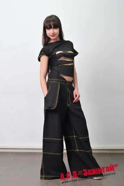 Костюм: униформа- брюки, футболка.