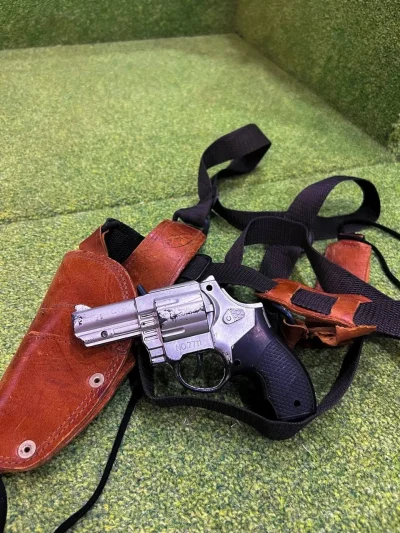 Пистолет с кабурой