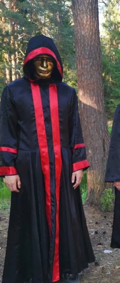 Плащ. —  платье  с капюшоном