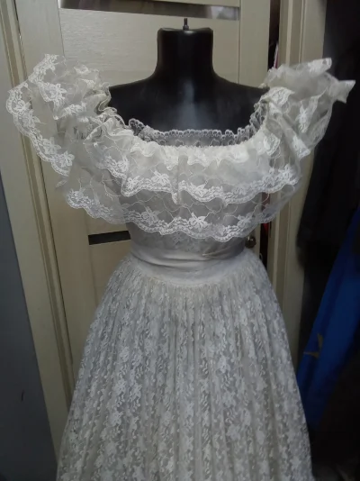 Бальное, белое пышное платье.